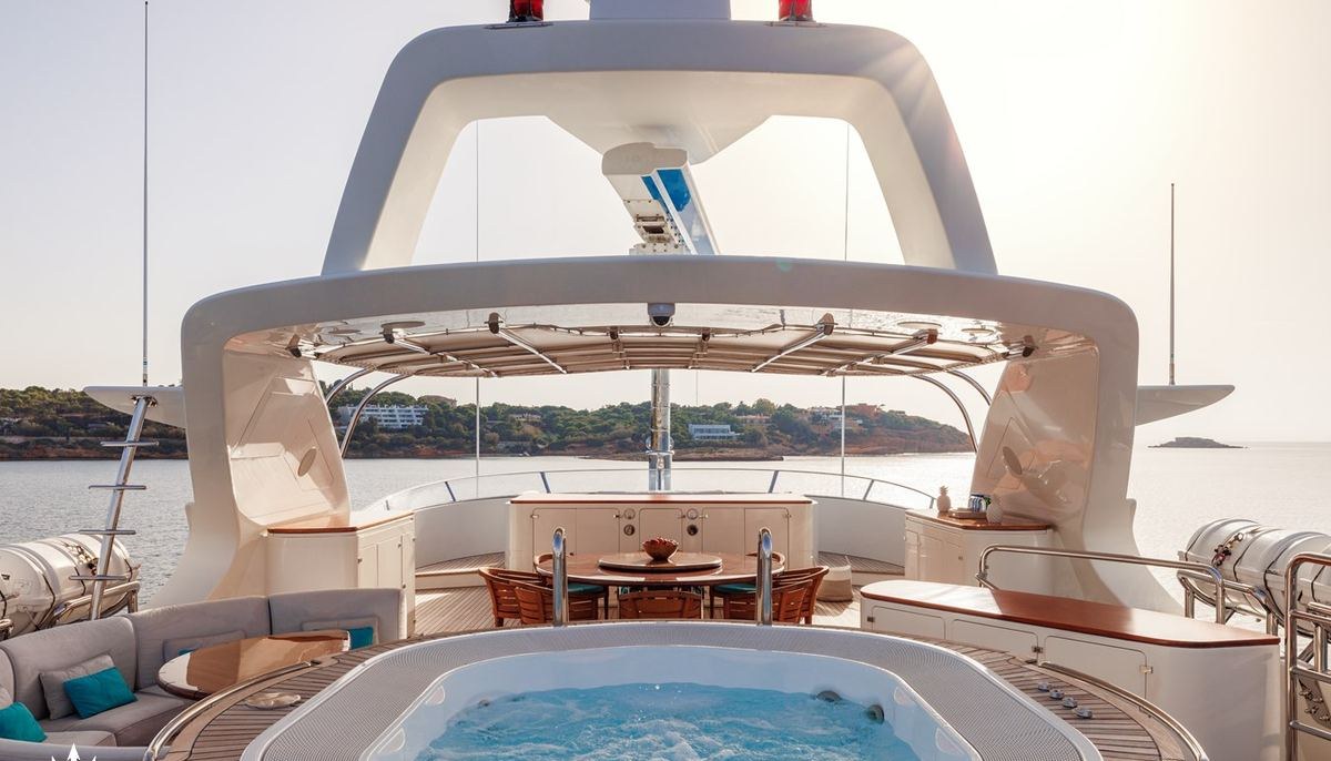 JUSTA DELIA yacht charter 3