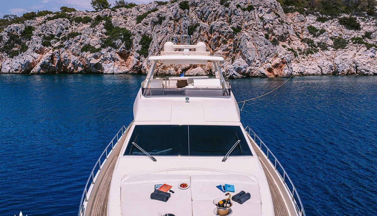 MAYBE NOT yacht charter 3