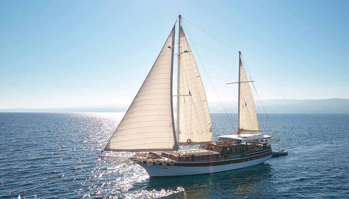 LINDA yacht charter 2