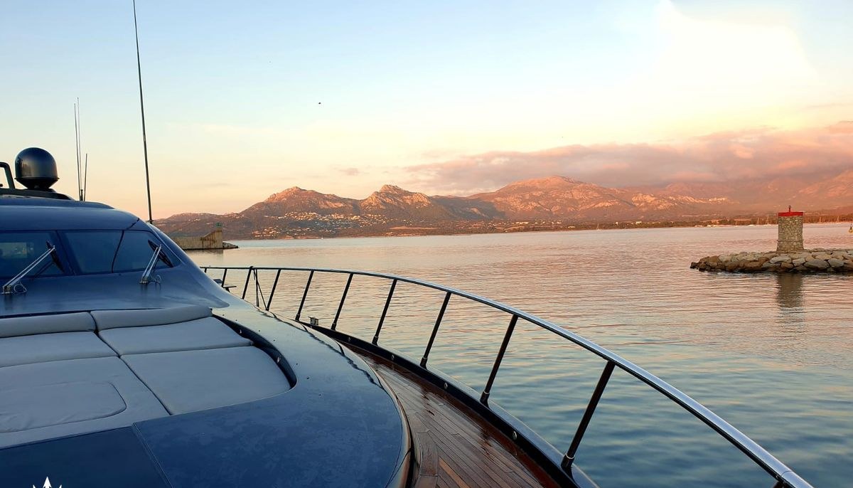 REVELLA yacht charter 3
