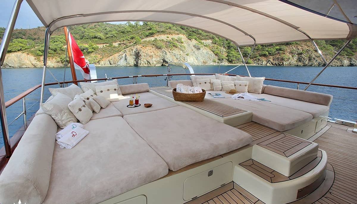 DAIMA yacht charter 4