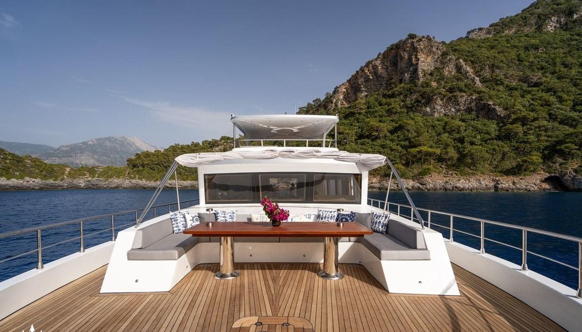 LAVIN yacht charter 3