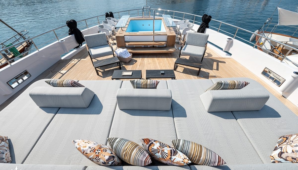 M55 yacht charter 3