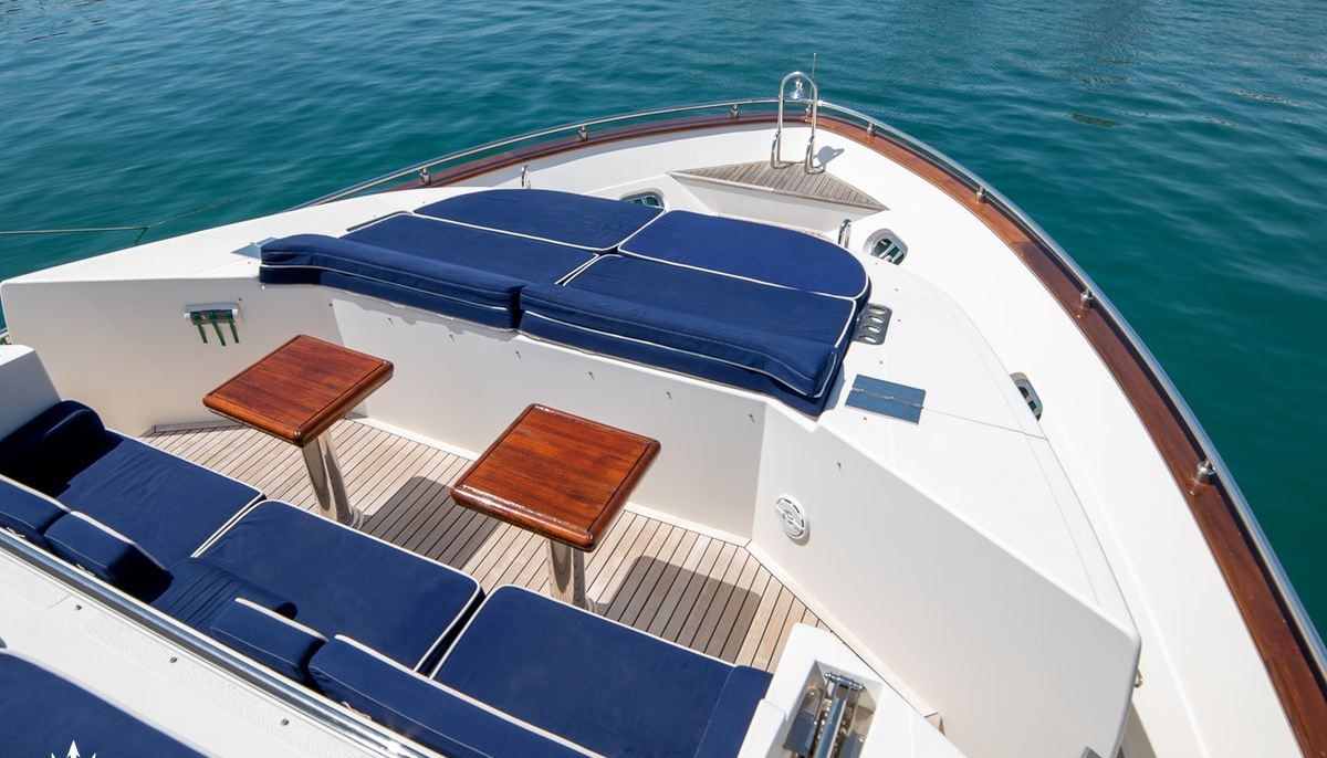 B TWO yacht charter 3