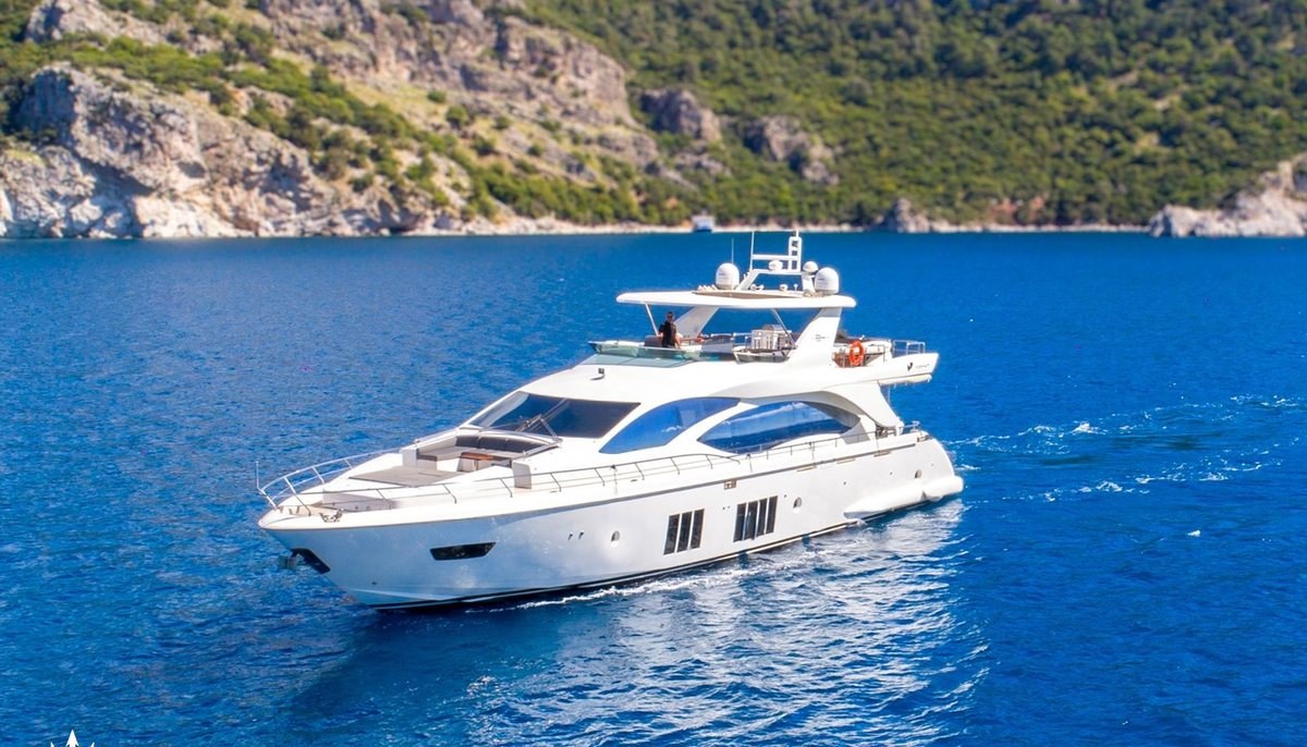 HUBO yacht charter 2