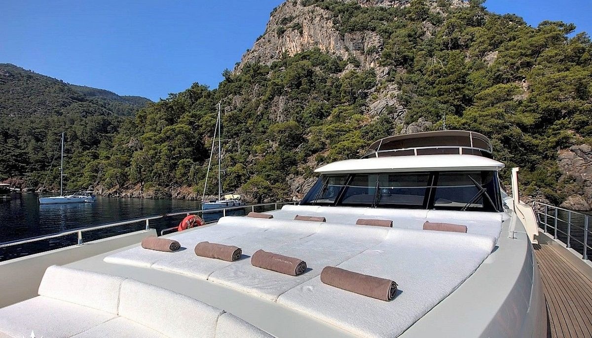 ARCHSEA yacht charter 3