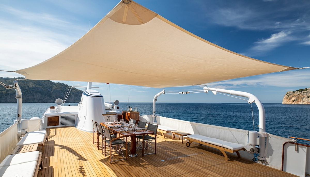 HEAVENLY DAZE yacht charter 4