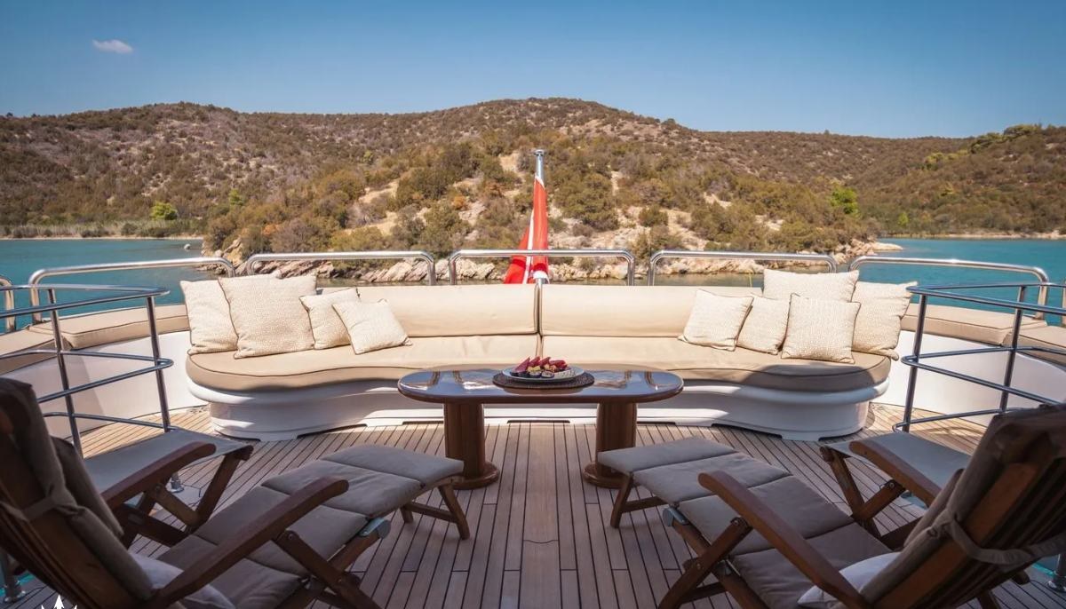 LADY G II yacht charter 5