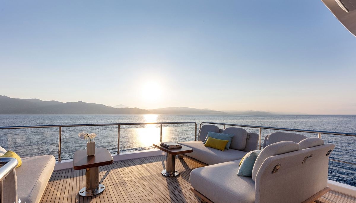 SOLSTICE yacht charter 5