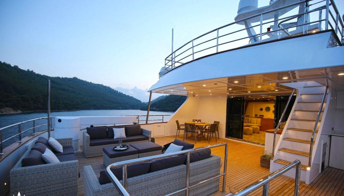 OTTAWA IV yacht charter 5