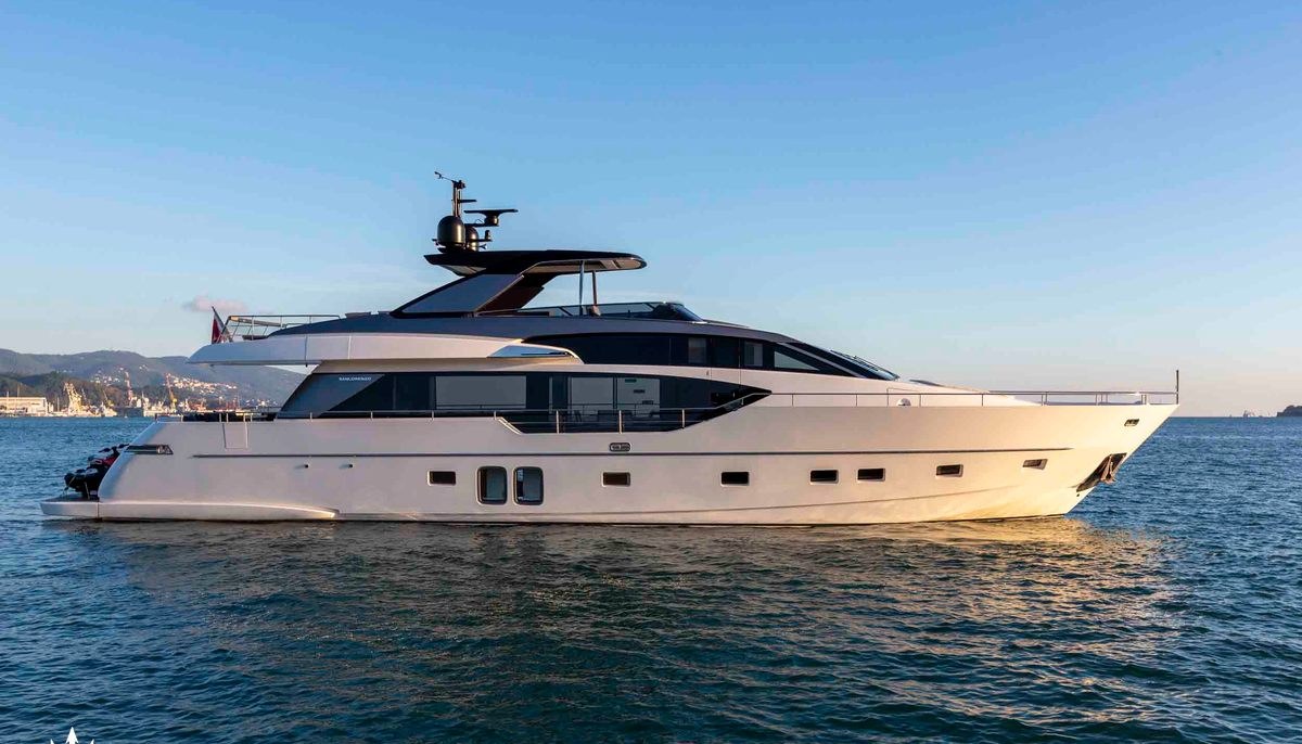 QUEEN MARTINA yacht charter 2