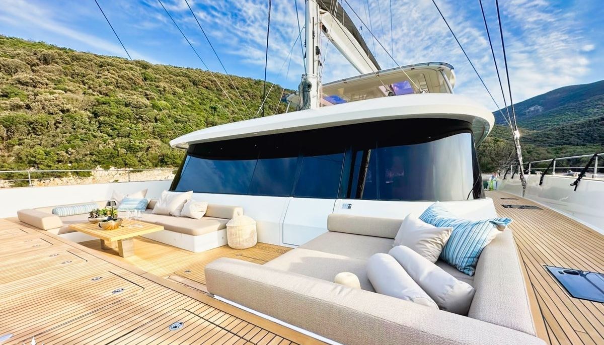 HONEYBIRD yacht charter 3