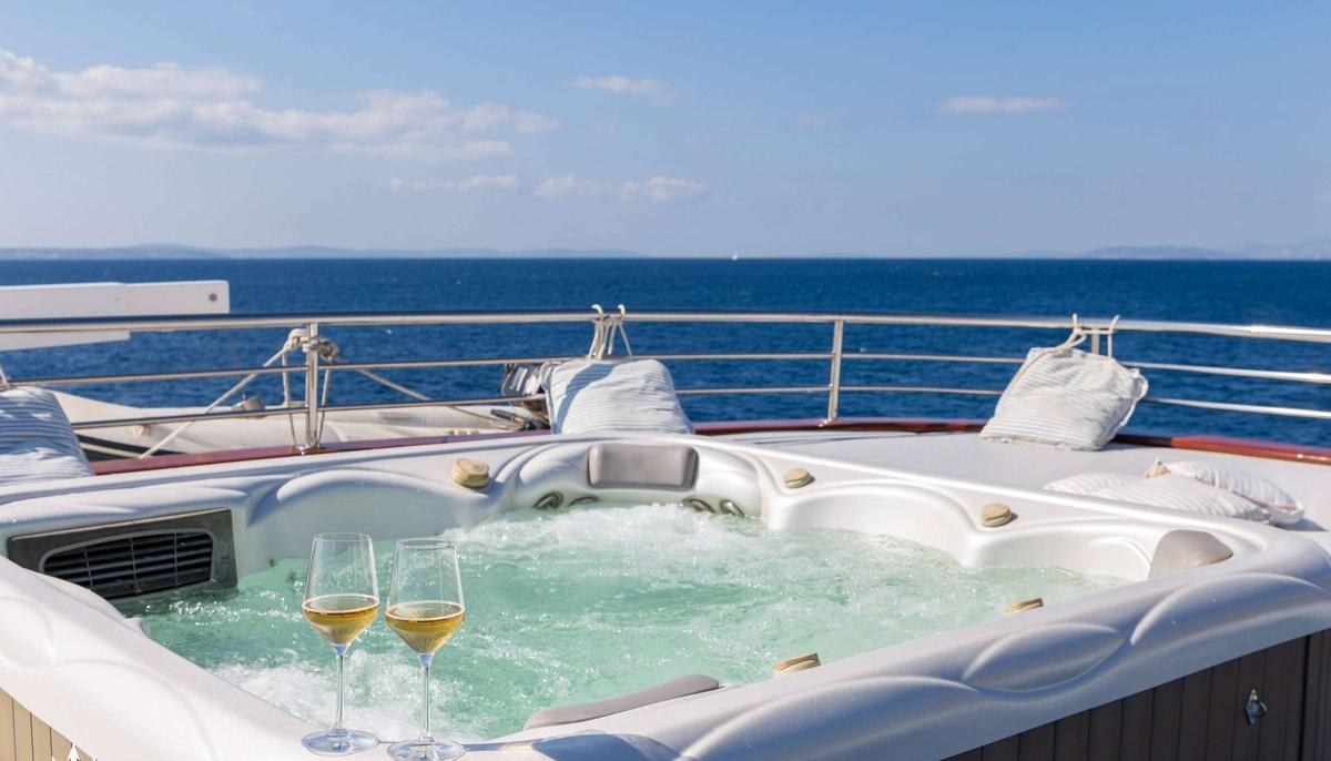 AMALIA yacht charter 4