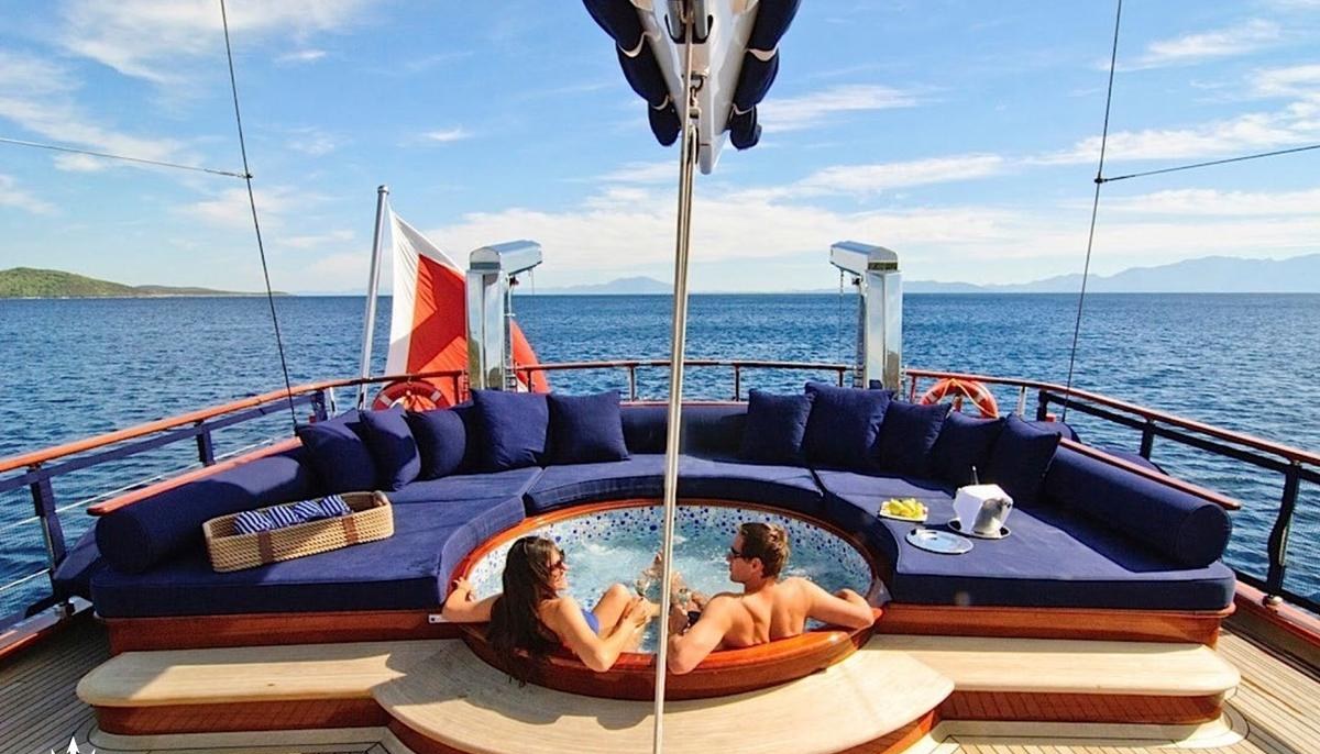 CLEAR EYES yacht charter 3