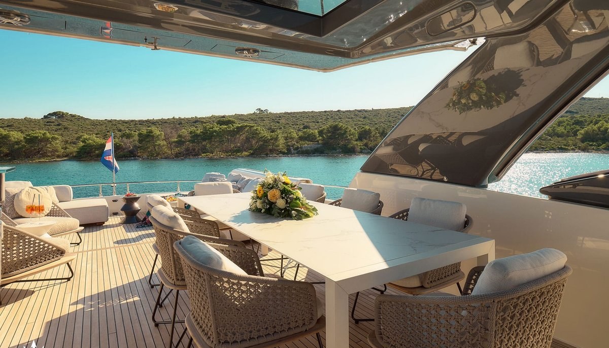 DAMARI yacht charter 4