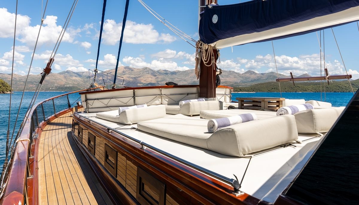 ELEGANZA yacht charter 4