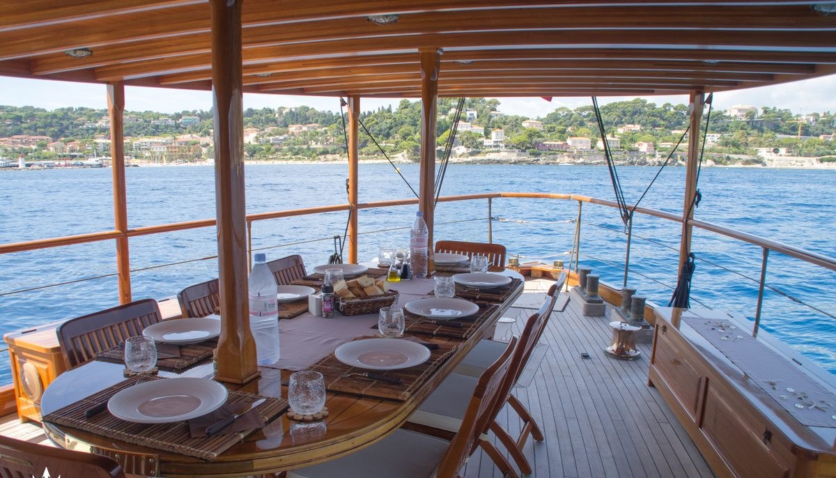 OVER THE RAINBOW OF LONDON yacht charter 5