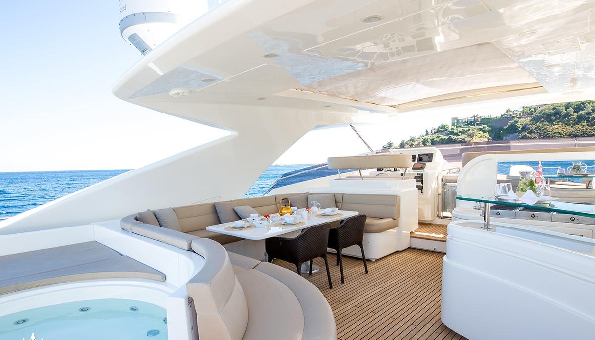 ROBUSTO yacht charter 4