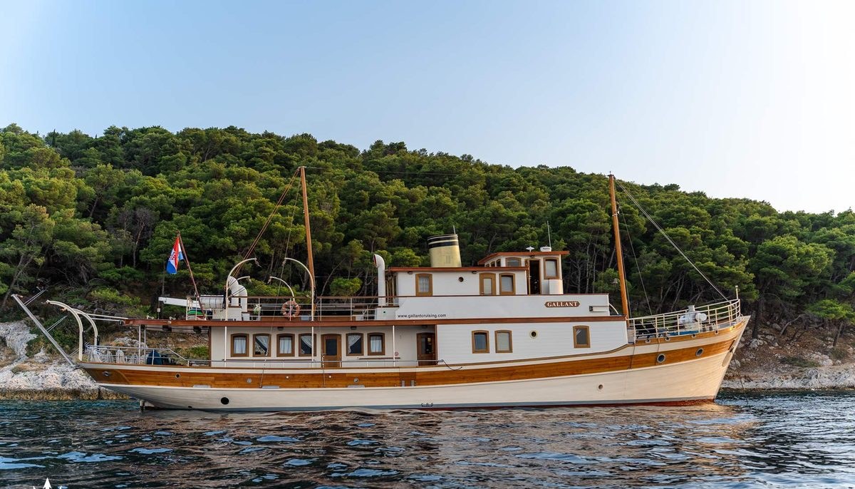 GALLANT yacht charter 2
