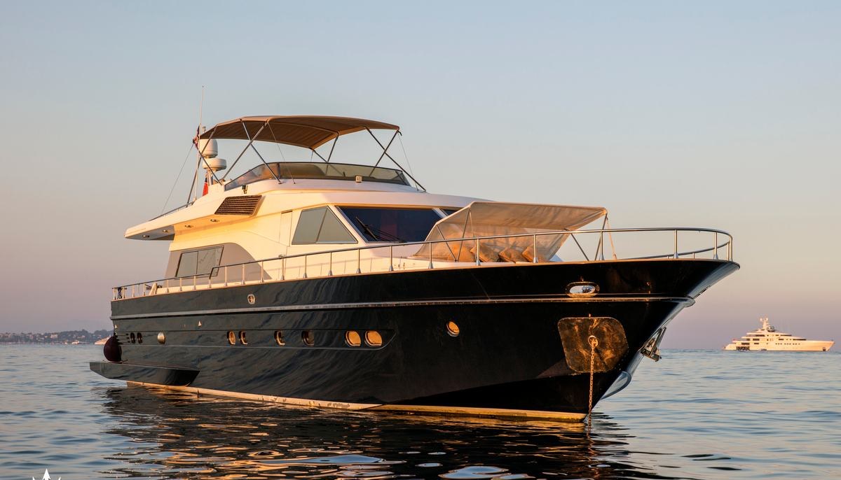 DIAMS yacht charter 2