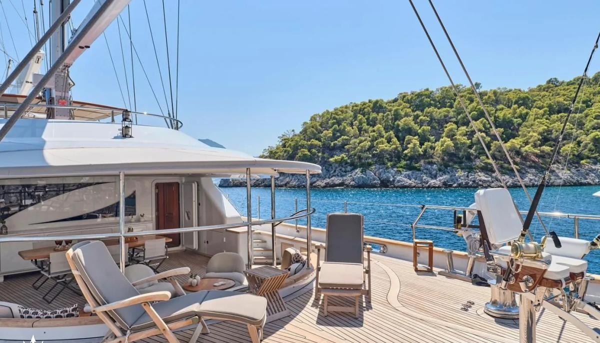 ALMYRA II yacht charter 4