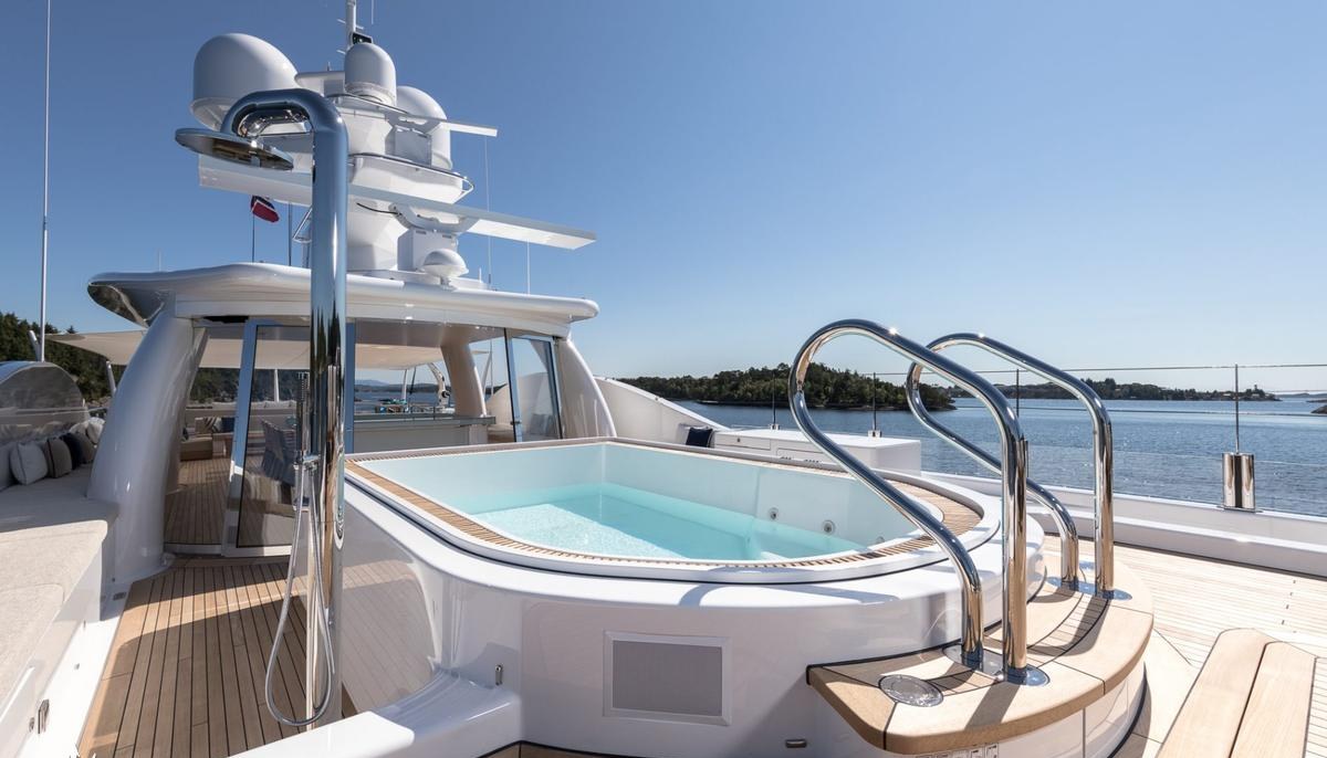 AMIGOS yacht charter 3