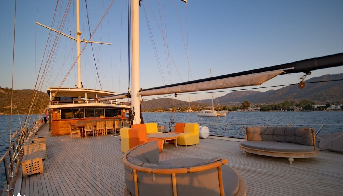 CAUSTIC yacht charter 3