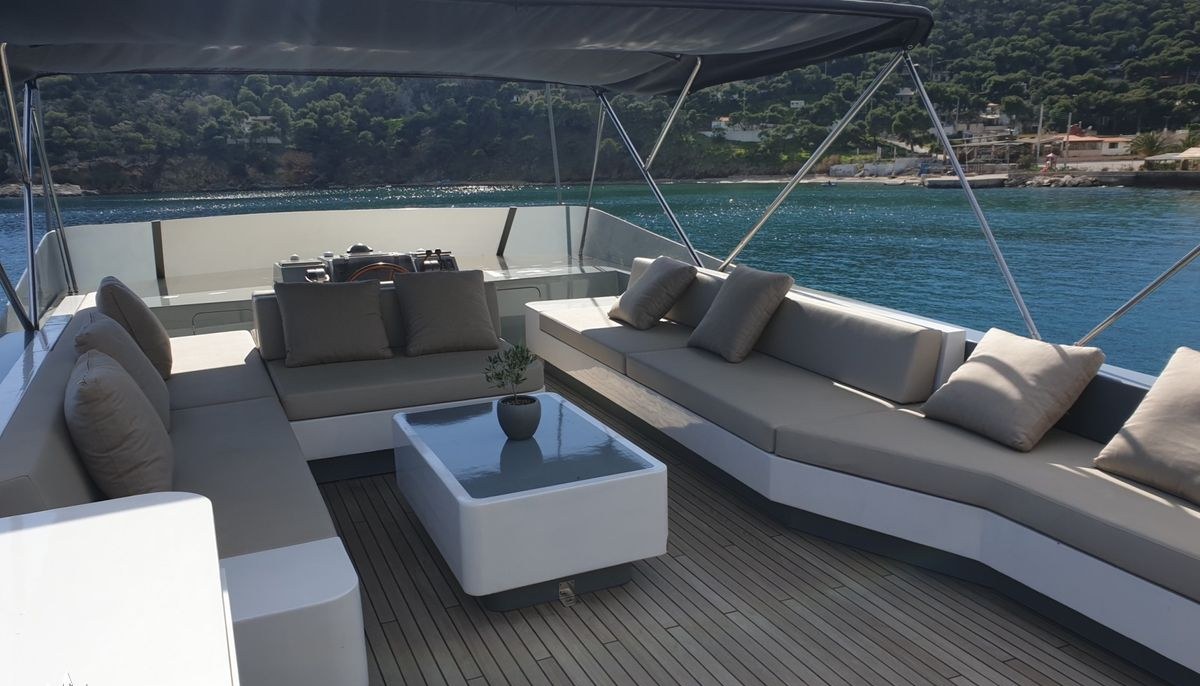KISS yacht charter 5