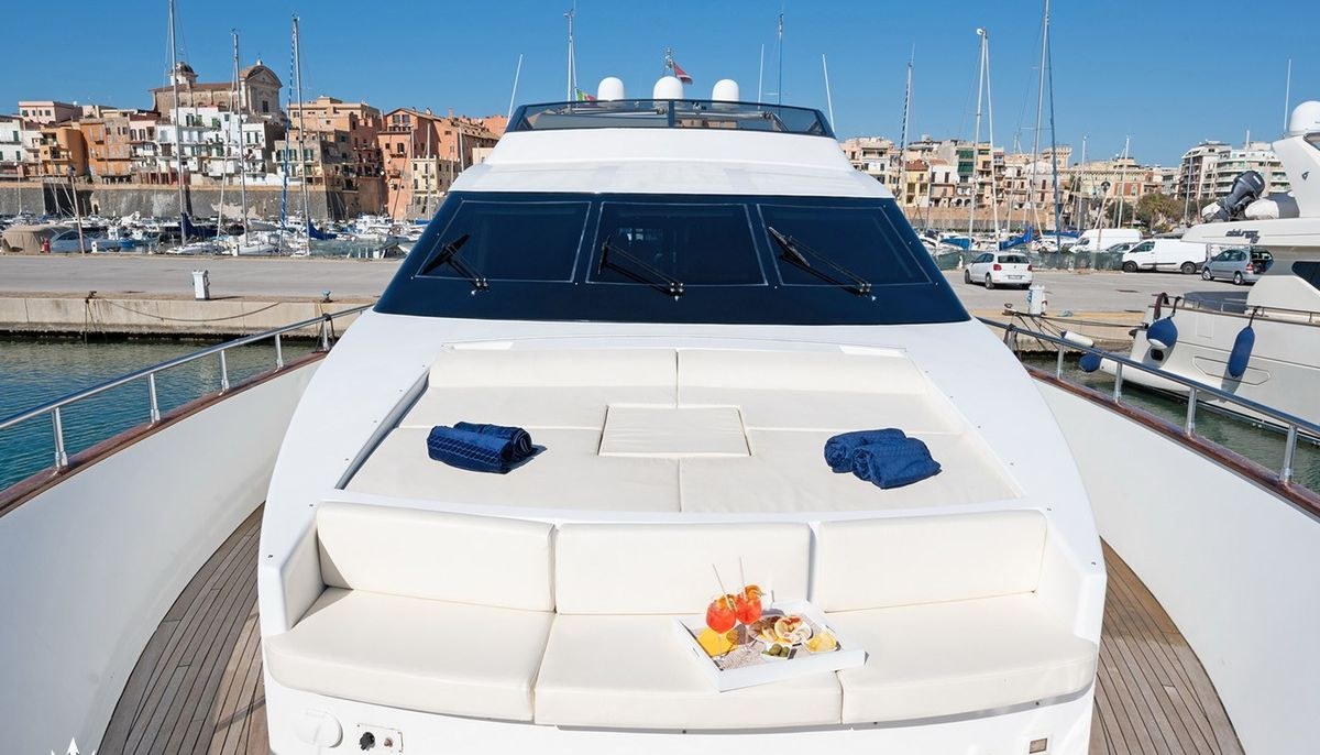 FIRST LADY II yacht charter 3