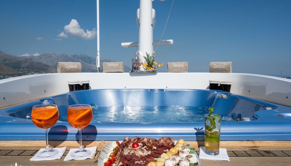 TANANAI yacht charter 3