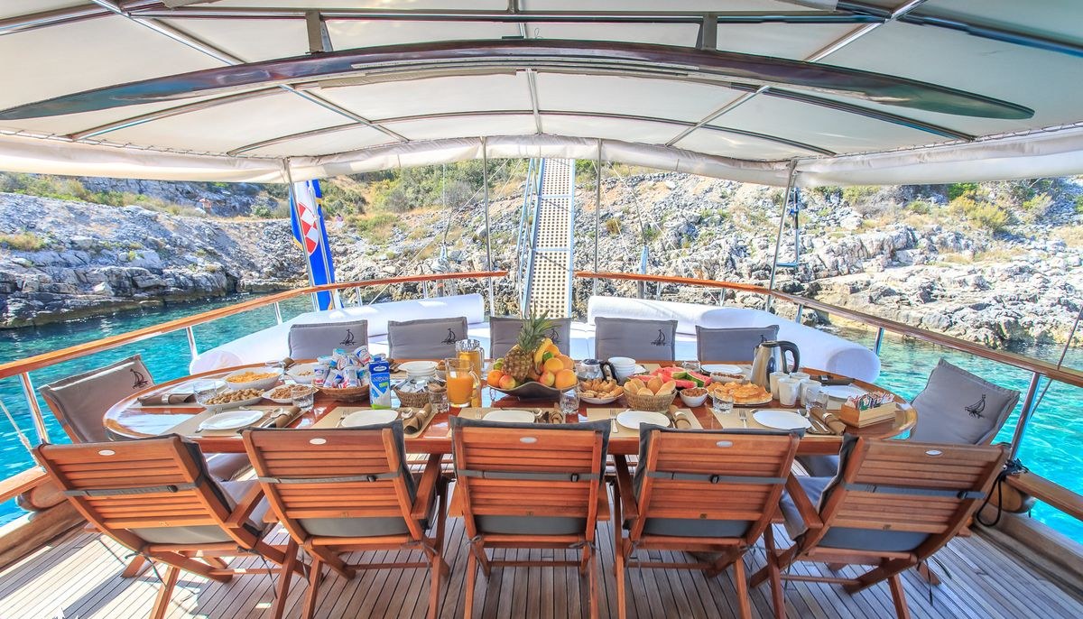 ALLUREE yacht charter 5