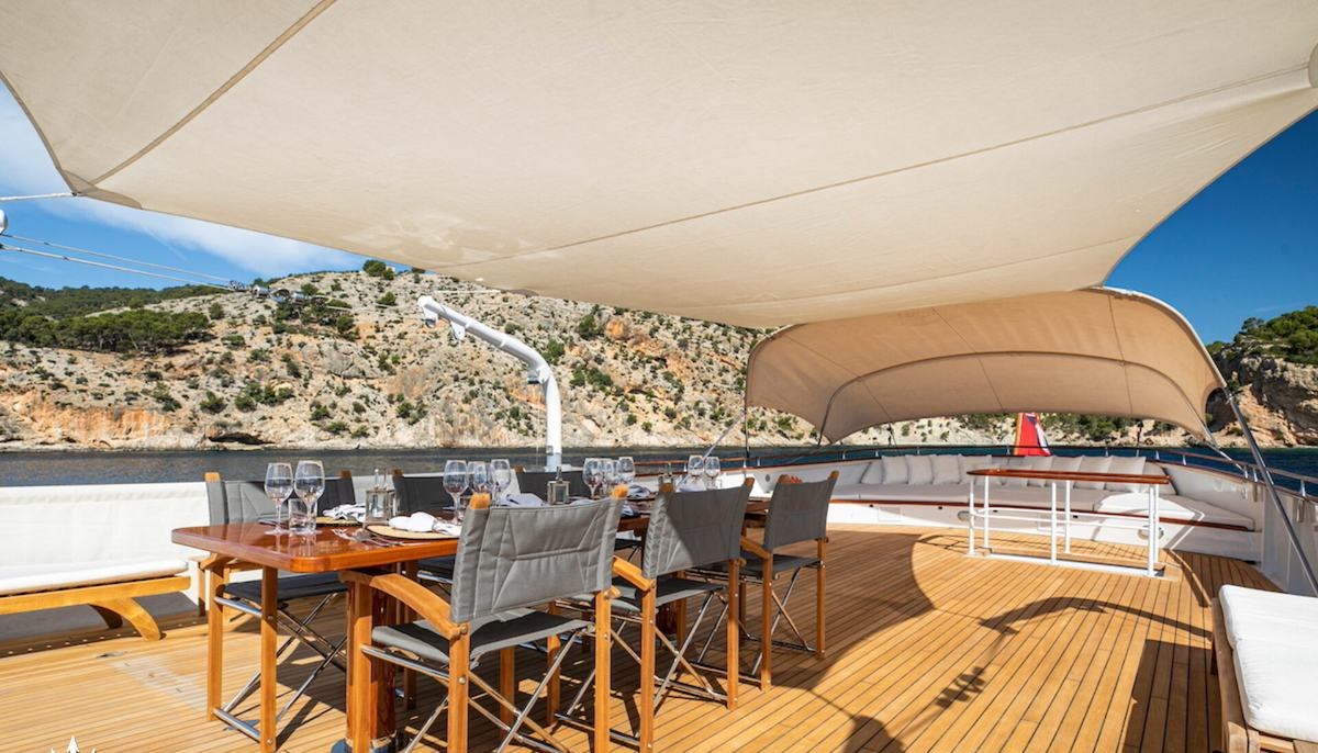 HEAVENLY DAZE yacht charter 3