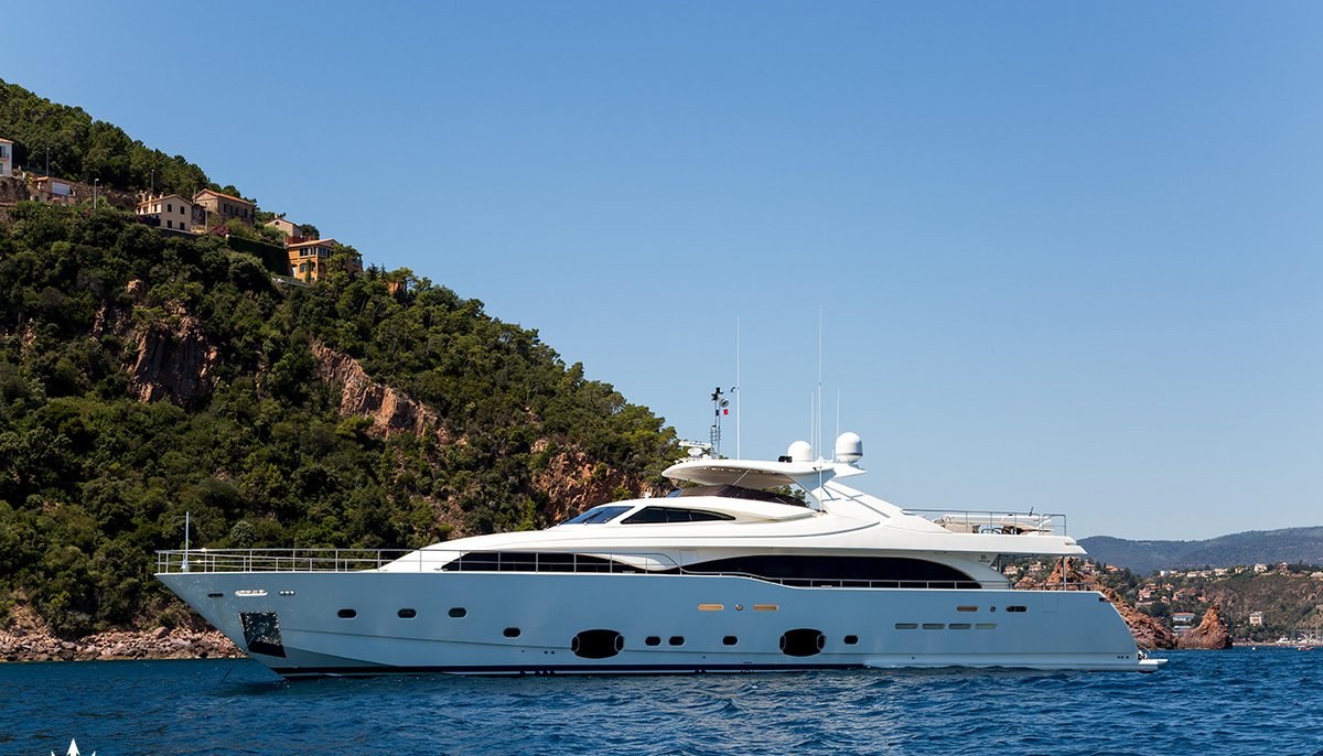 ROBUSTO yacht charter 2