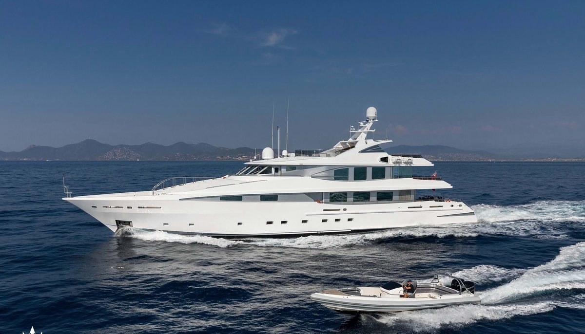 LA TANIA yacht charter 2