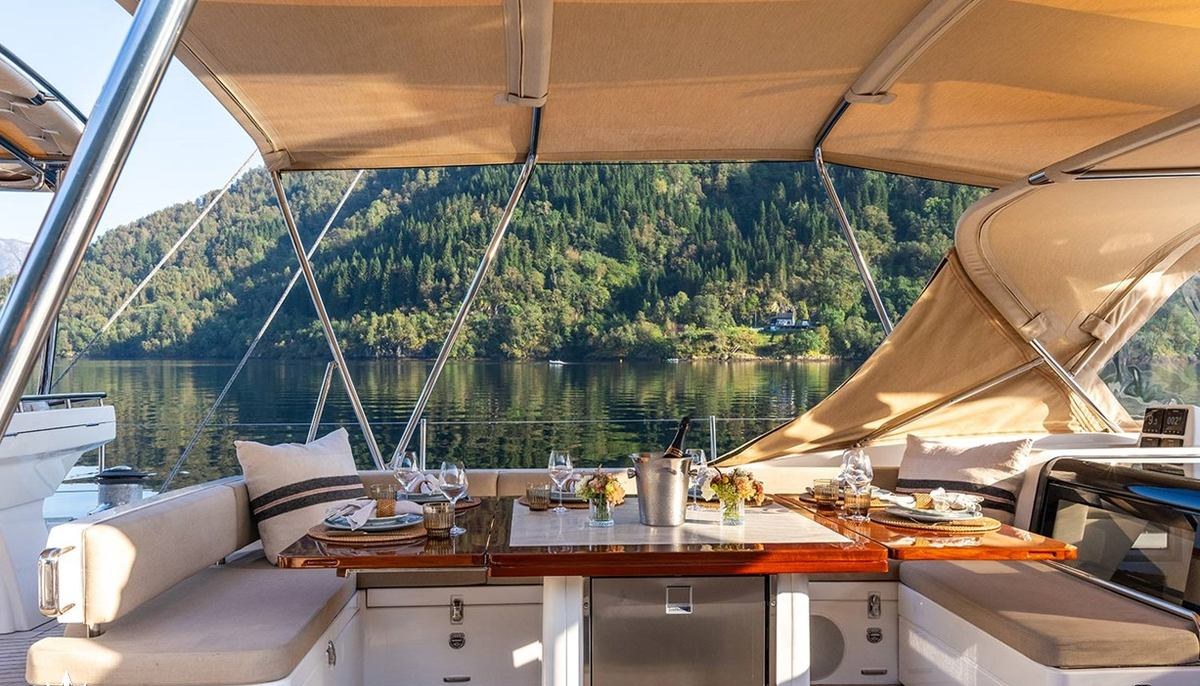 CHAMPAGNE HIPPY yacht charter 5