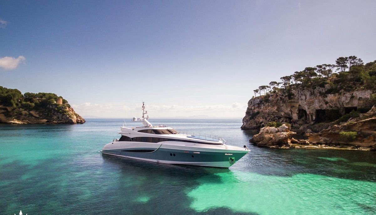 BENITA BLUE yacht charter 3