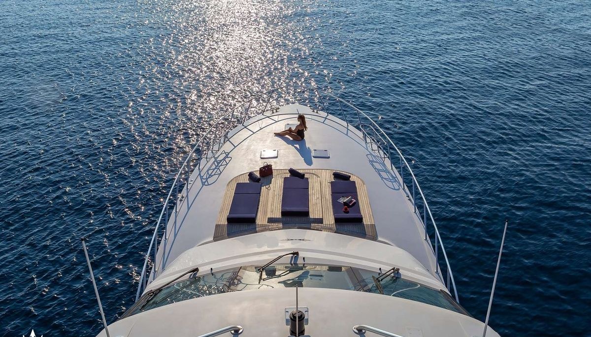 ASTRAPE yacht charter 5