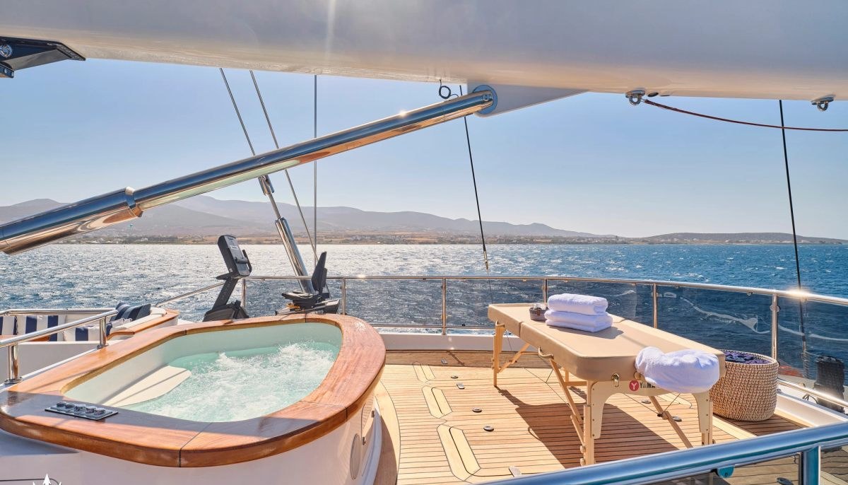 BURRASCA yacht charter 4