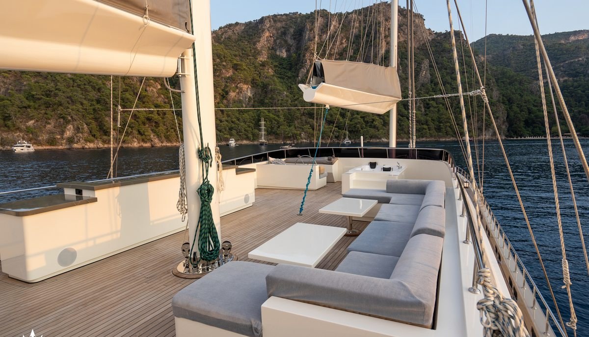 DE LOVE yacht charter 5