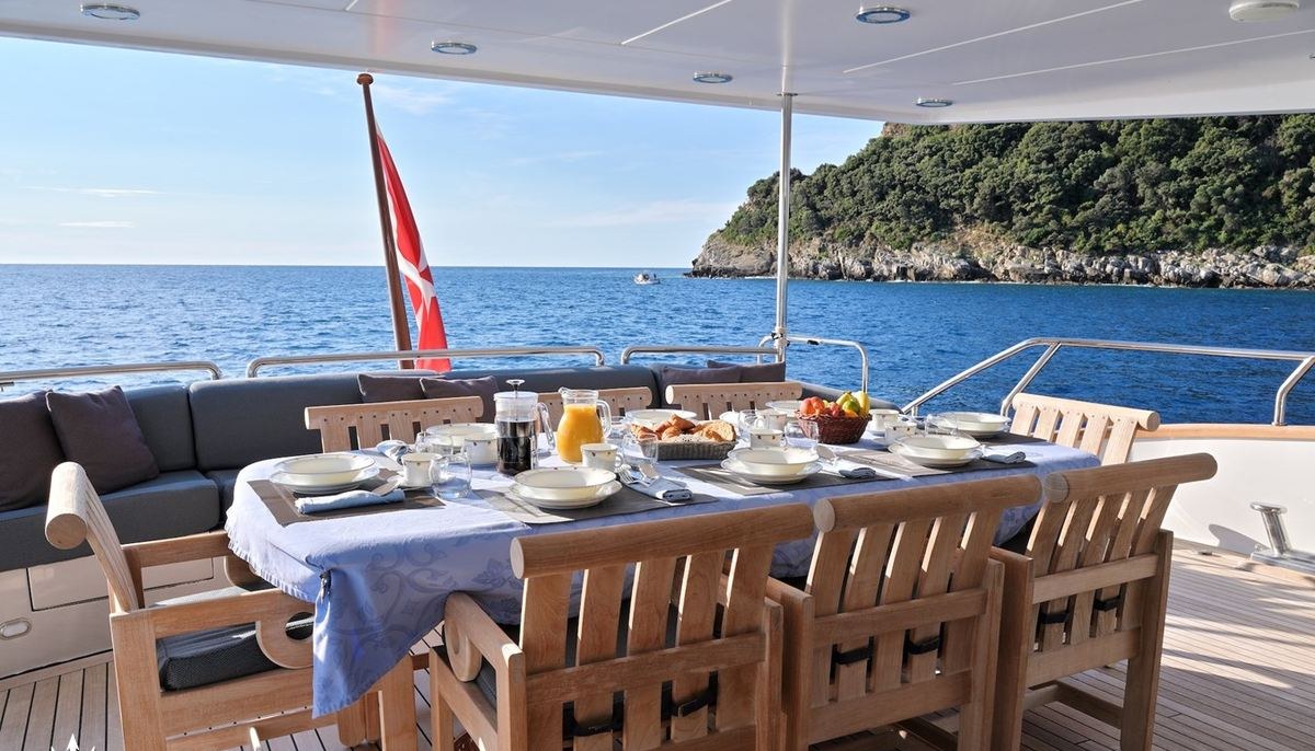 CLARITY yacht charter 5