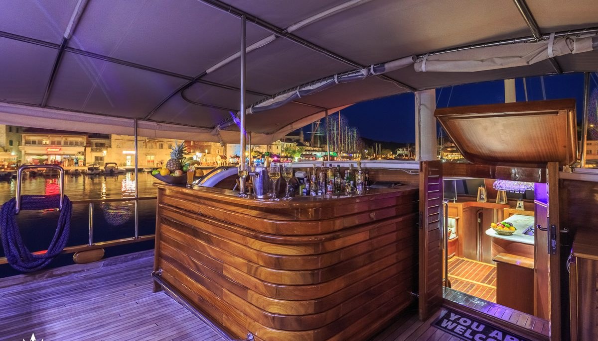 ALLUREE yacht charter 3
