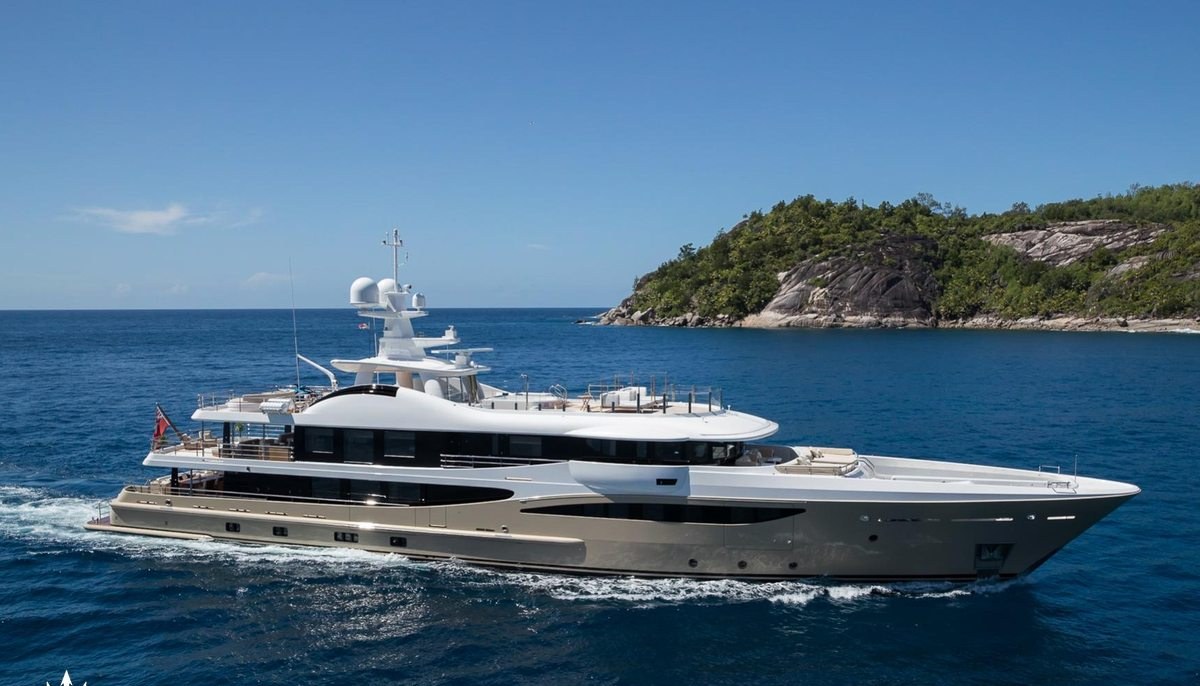 AMIGOS yacht charter 2