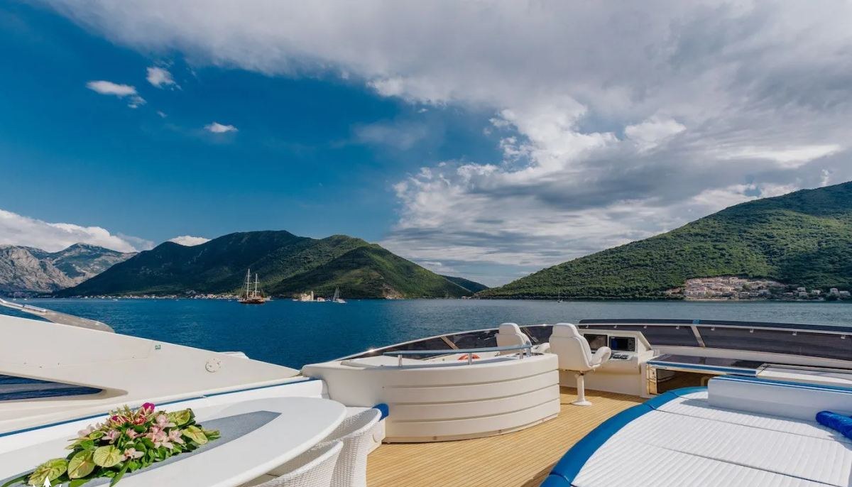 LADY MURA yacht charter 4