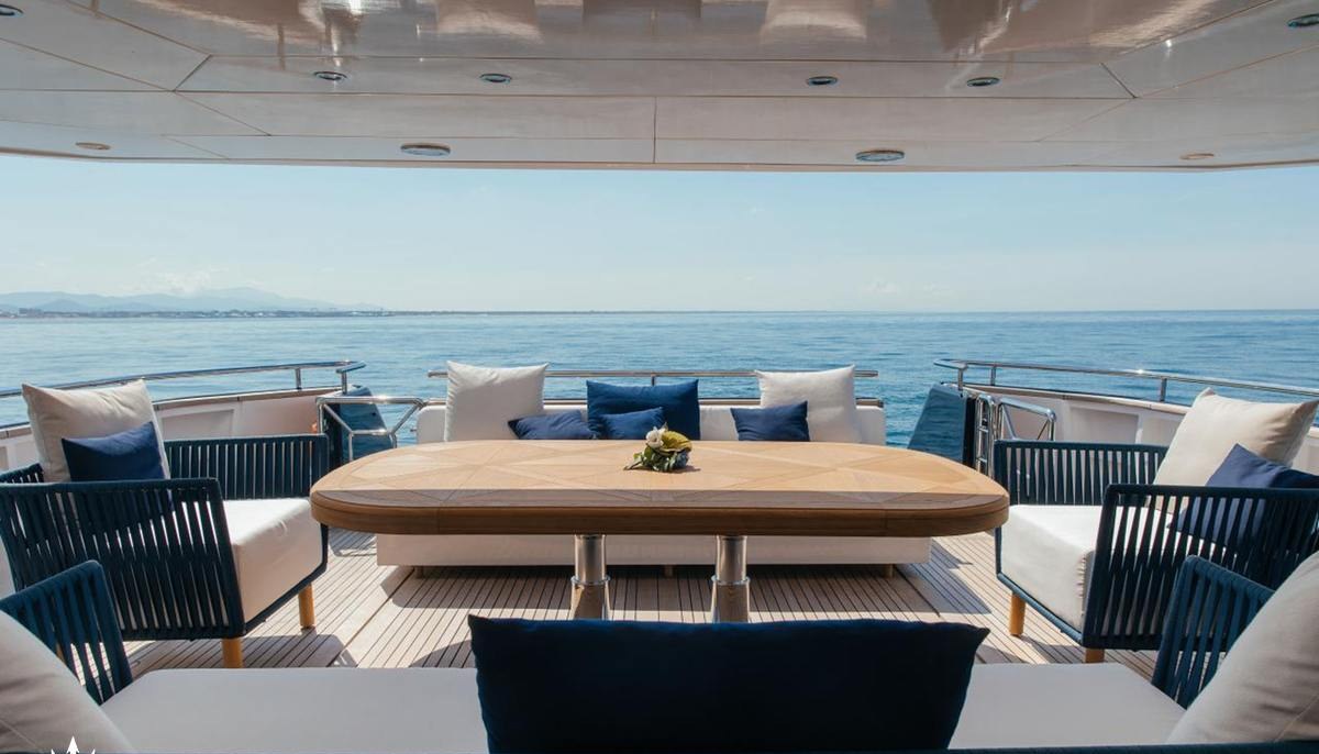 LADY IN BLUE yacht charter 3