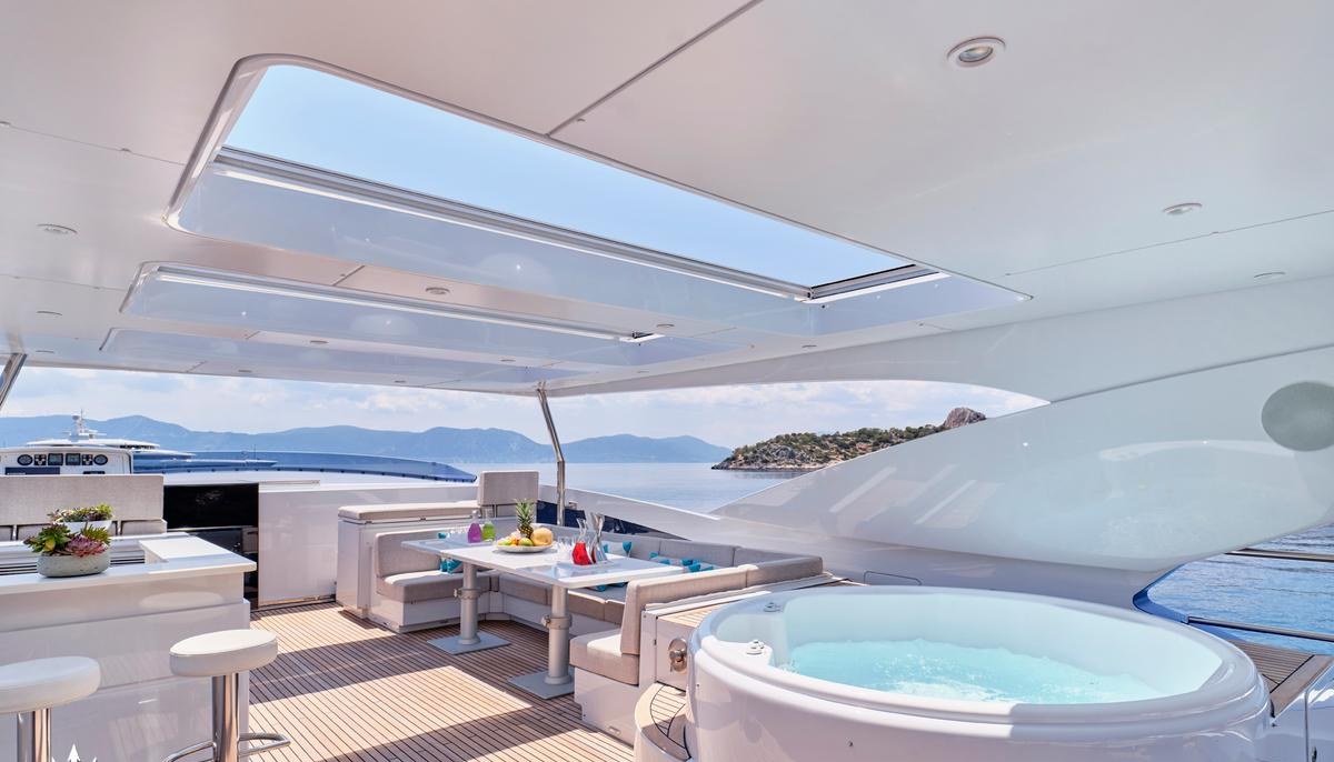 HAKUNA MATATA yacht charter 4