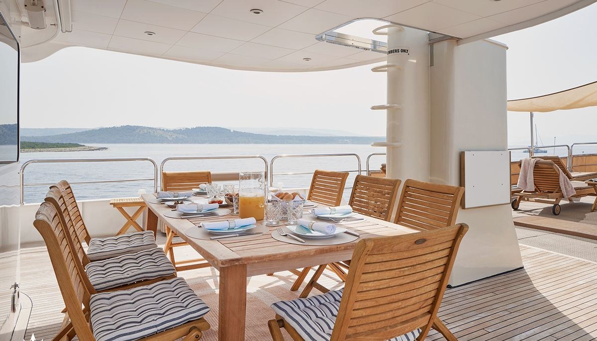 LA PERLA yacht charter 5