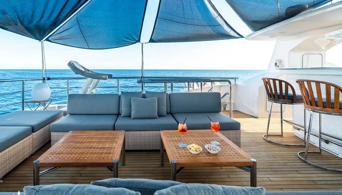 R23 yacht charter 4