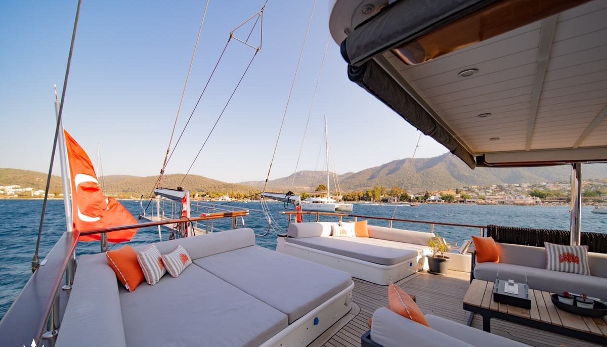 CAUSTIC yacht charter 5