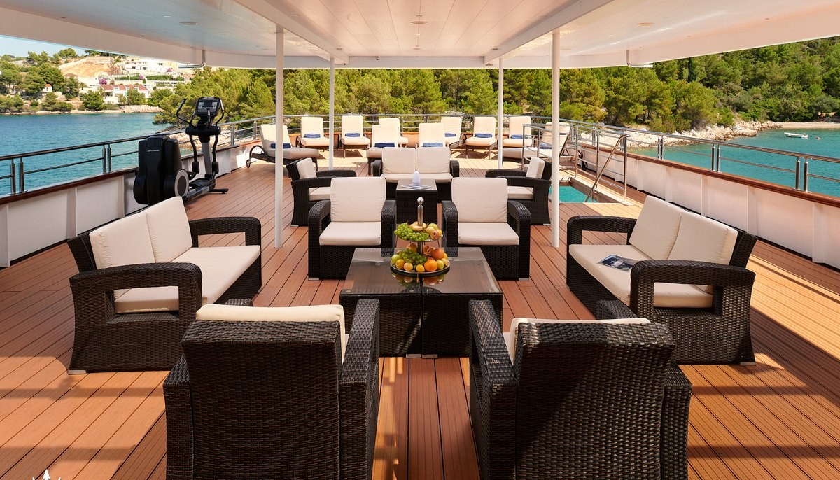 QUEEN ELEGANZA yacht charter 4