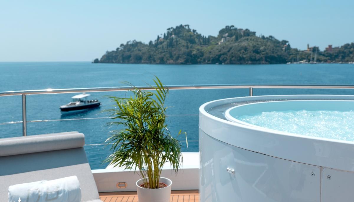 DEEP BLUE II yacht charter 3